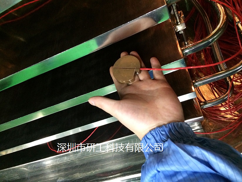 凍干塊與探頭連接，測(cè)試凍干機(jī)板層溫度均勻性 
